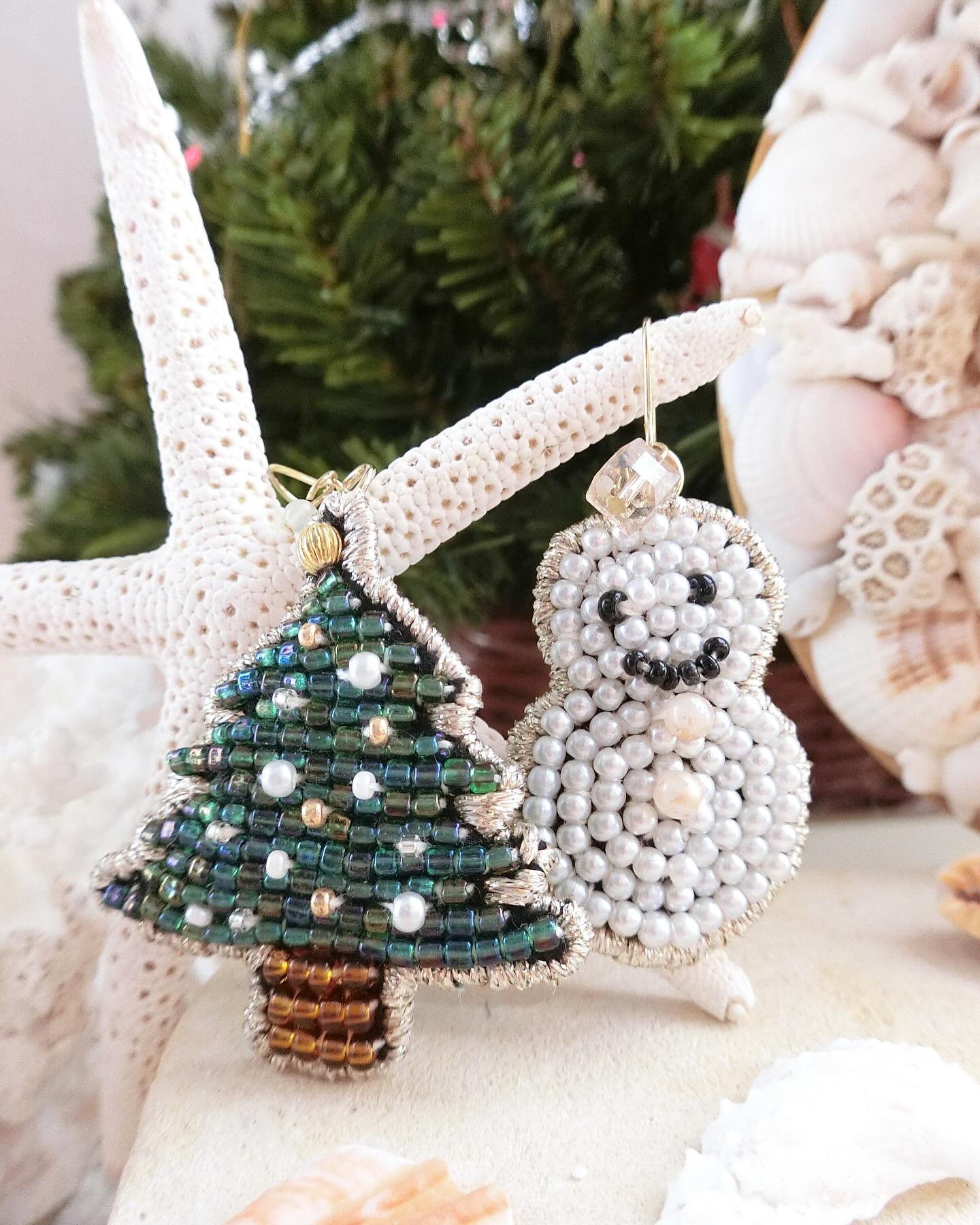 今年もクリスマスビーズ刺繍ピアスを販売しています.既にイベント時にゲットして下さっている方も♡ありがとうございます.雪だるまの頭にスクエアパーツとお花パーツが付いている2タイプとなります️.裏側も可愛く仕上げているので、ショートカットの方やアップスタイルに合わせると後ろにも可愛さをアピール出来ます🤤.webshopよりご覧頂けますので是非︎してみて下さい♪.#クリスマス#クリスマスコーデ#クリスマスアクセサリー#クリスマスピアス#xmas#雪だるま#クリスマスツリー#クリスマスマーケット#クリスマス雑貨#クリスマスパーティー#atelierc#アトリエシー